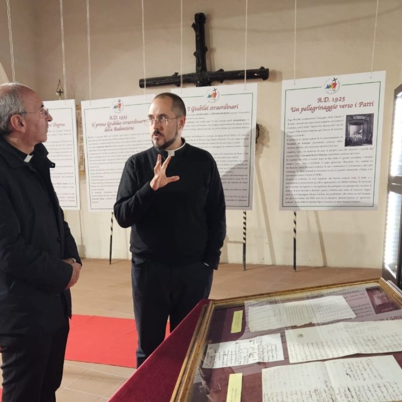 Vescovo Giovanni Massaro in visita alla mostra "I Giubilei nella Storia" a Tagliacozzo