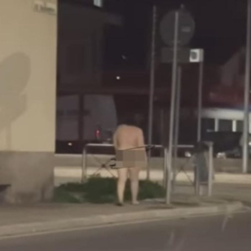 Donna a passeggio completamente nuda ad Avezzano