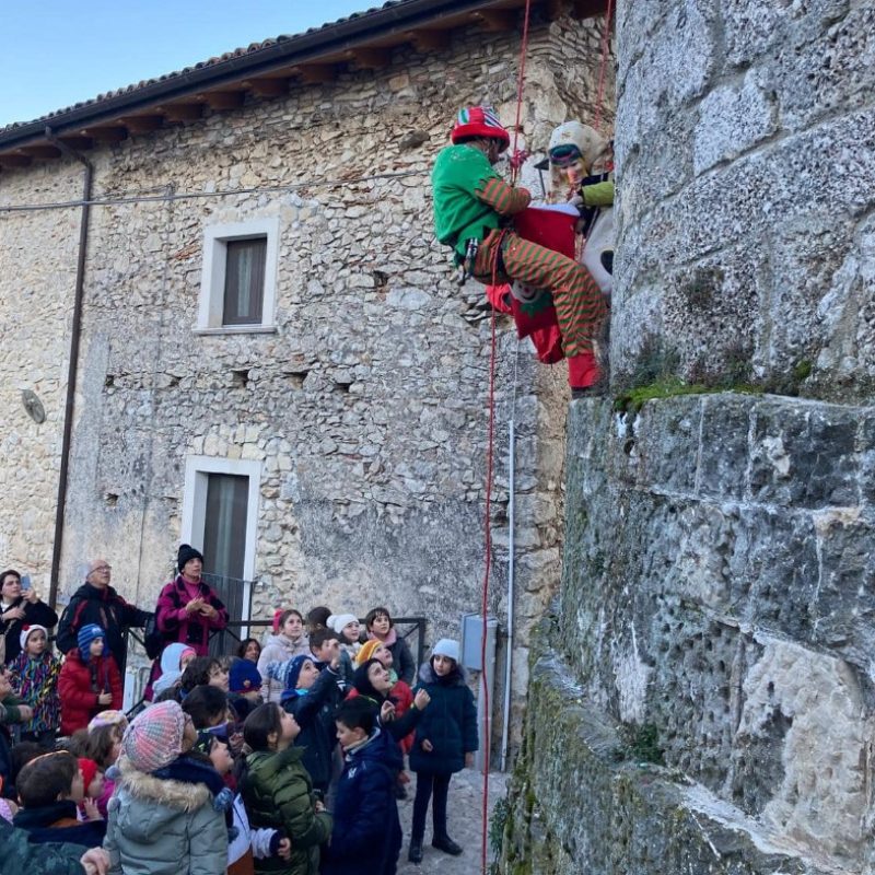 Oggi la Befana scenderà dalla torre medioevale di Santa Jona