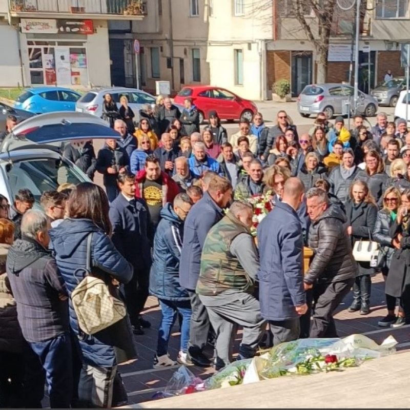 Tra lacrime e dolore, l'ultimo saluto a Gianfranco Fortunato