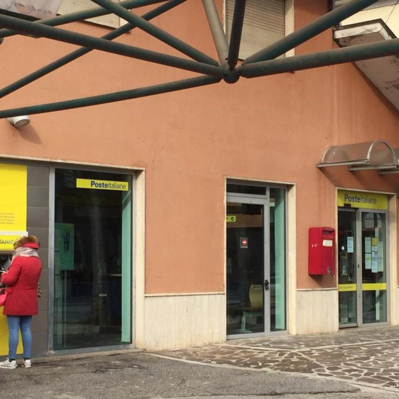 L'ufficio postale di piazza Matteotti ad Avezzano