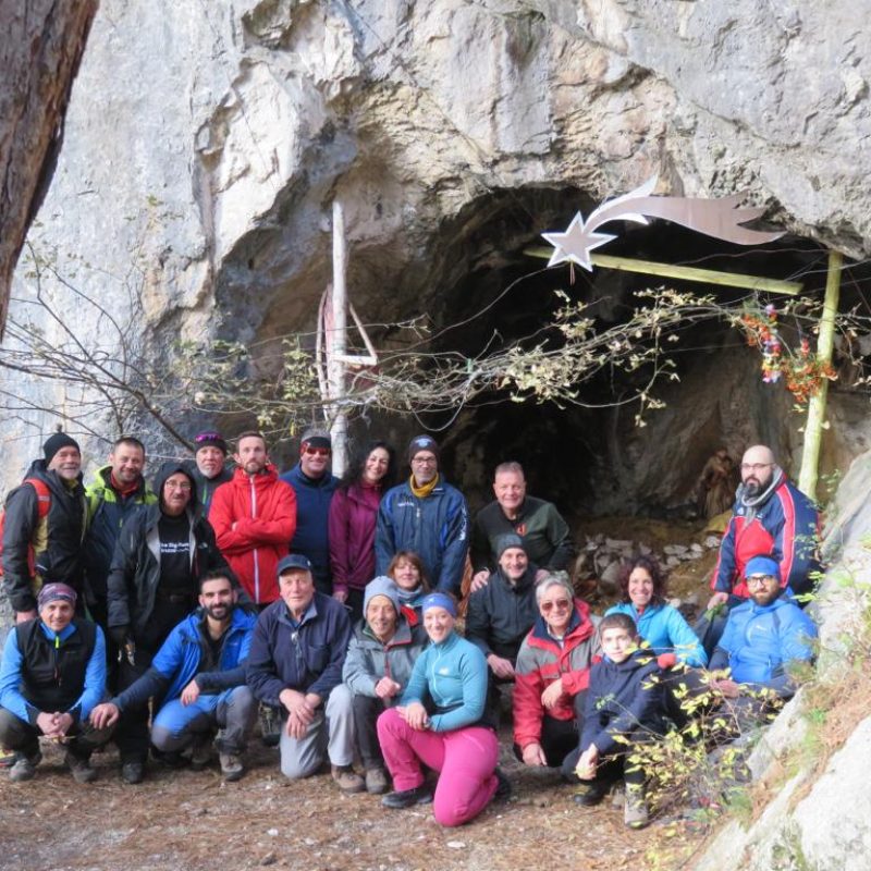 Soci del CAI di Celano davanti la grotta della Serra di Celano||||||