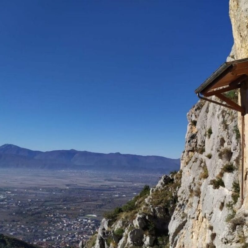 Il cavaliere ritratto in un affresco rupestre posto su una parete rocciosa che dominava il lago Fucino|||||