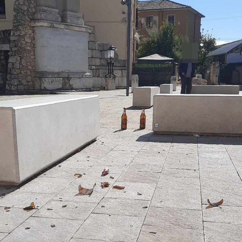 Bottiglie di birra e vetri abbandonati in Largo San Bartolomeo ad Avezzano, l’inciviltà regna sovrana