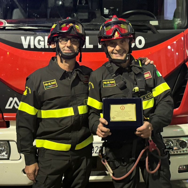 Festa e commozione per i Capi reparto Vigili del Fuoco Ermanno Pitone e Gianluca Massari, simboli di dedizione e coraggio