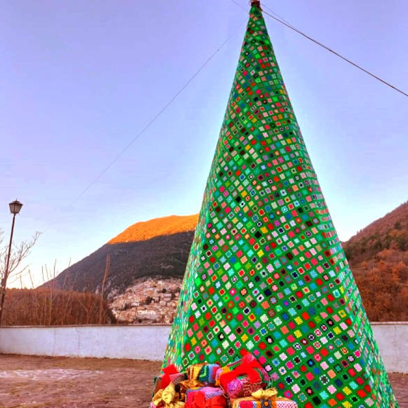 Pescocanale si prepara all'accensione dell'albero di Natale e del Presepe all'uncinetto