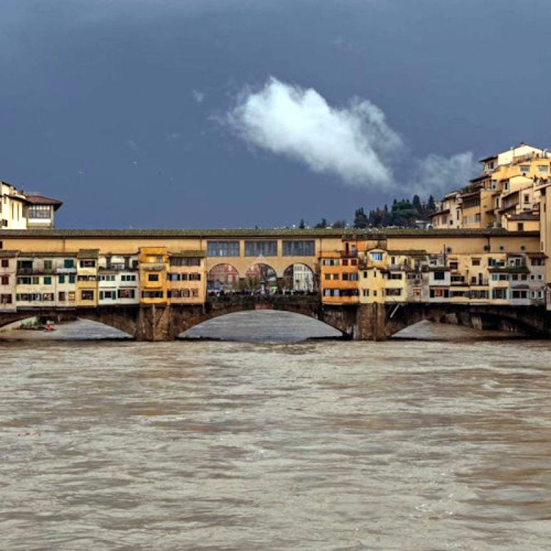 Toscana in ginocchio: allerta rossa per maltempo, fiumi in piena e città allagate