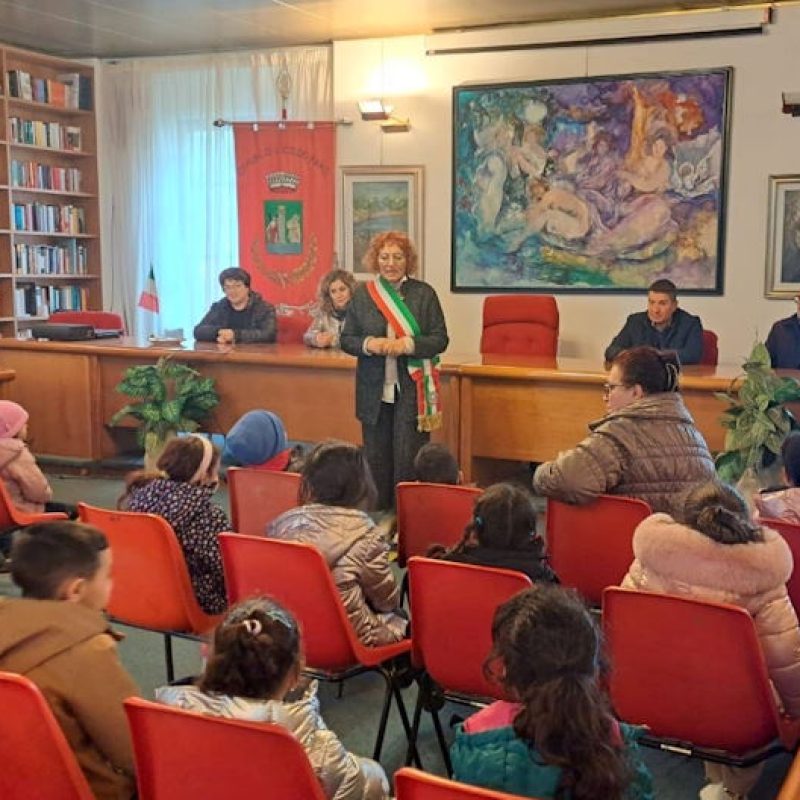 Bimbi della scuola dell'infanzia di Luco dei Marsi in visita presso il Comune, sindaca De Rosa: "Abbiamo fatto incetta di sorrisi, calore, bellezza"