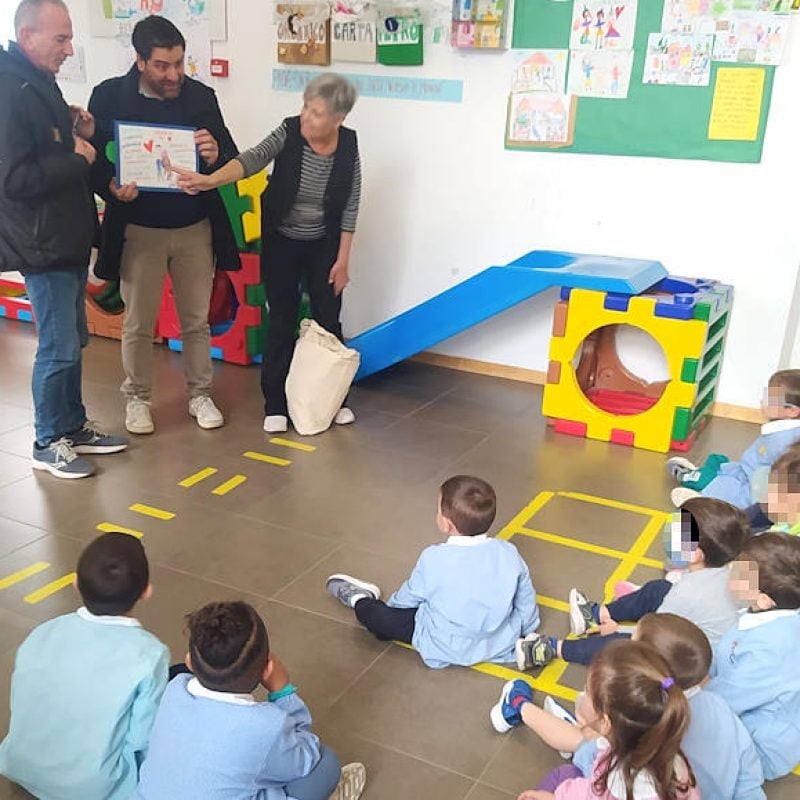 "Leggi un libro con mamma e papà", borse del Parco Sirente Velino ai bimbi della scuola dell'infanzia di Ovindoli