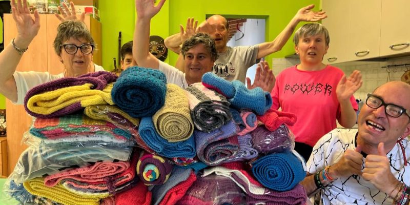 Oggi mille sciarpe colorano Tagliacozzo: evento di beneficenza a Piazza Obelisco