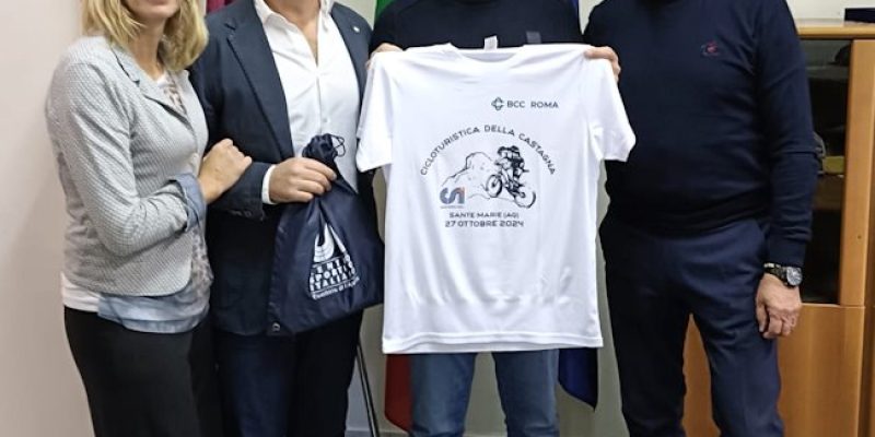 L'Abruzzo abbraccia la Cicloturistica della castagna di Sante Marie, consegnata la prima maglia all'assessore Quaglieri