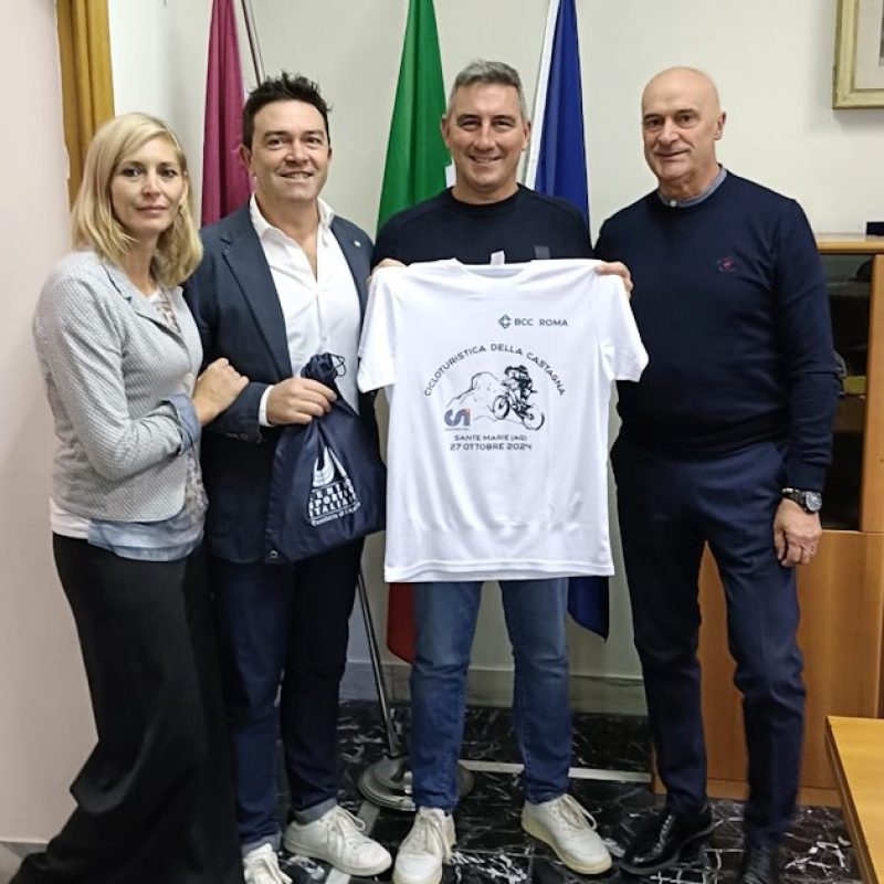 L'Abruzzo abbraccia la Cicloturistica della castagna di Sante Marie, consegnata la prima maglia all'assessore Quaglieri