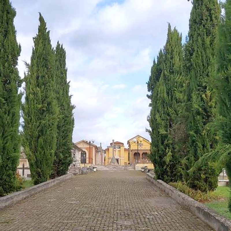 "Da mesi manca la luce in diversi settori del cimitero di Scurcola", una cittadina segnala disservizi