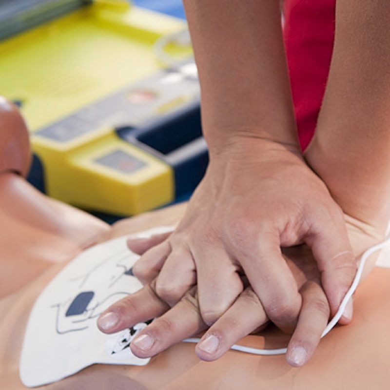 Corso gratuito BLSD, manovre di primo soccorso con defibrillatore, a Villavallelonga