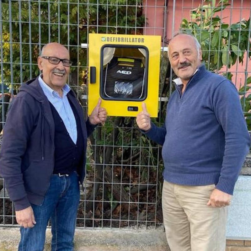 Torna al suo posto il defibrillatore a Borgo via Nuova