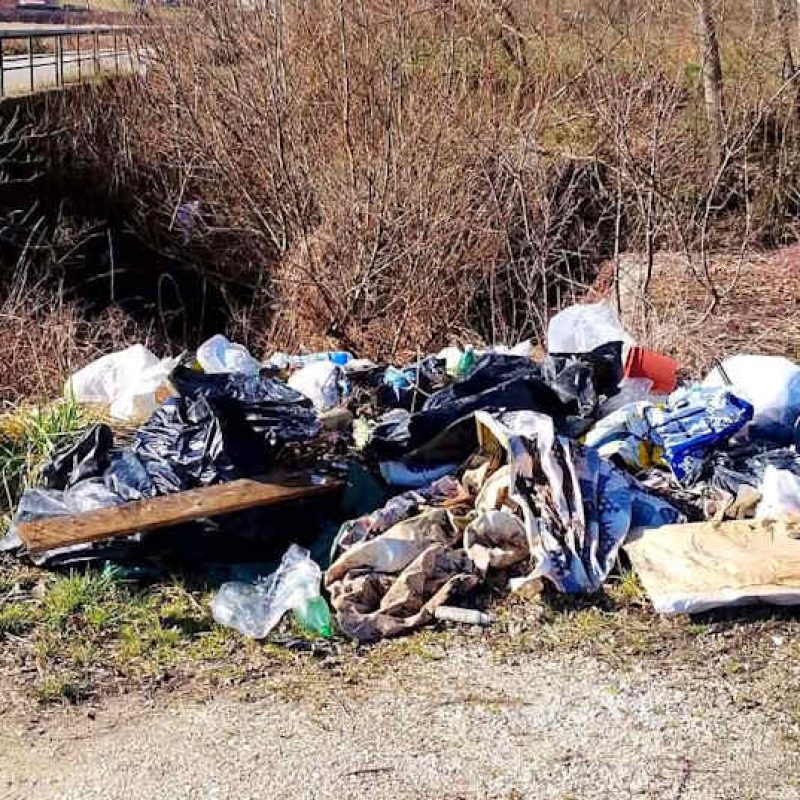 Discarica abusiva segnalata nei pressi di Sfratati, poco prima di Tagliacozzo