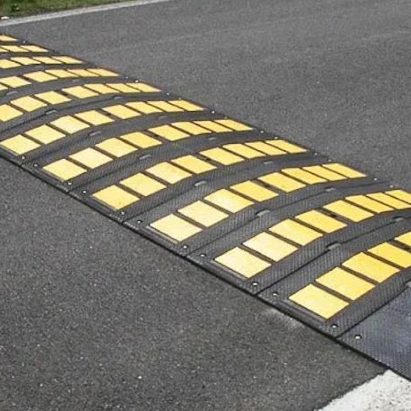 Installazione di sistemi di rallentamento della velocità in via Ferrara ad Avezzano, nei pressi dello "Stadio dei Marsi - Sandro Cimarra"