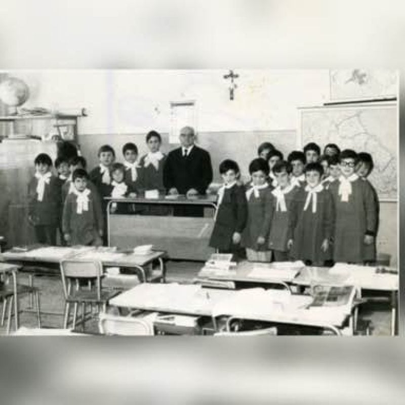 La foto classe 1971 del quartiere Cupello di Avezzano, ritrae gli studenti nati nel 1961