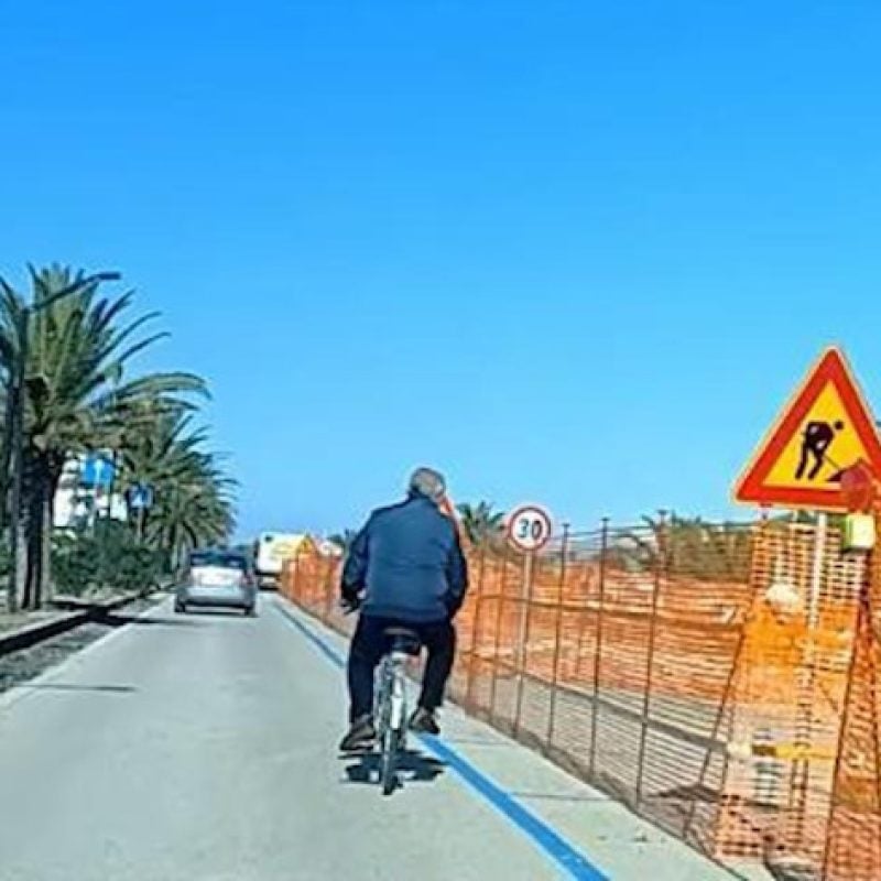 La Guardia di Finanza smaschera un falso cieco, ripreso mentre andava in bicicletta e faceva la spesa