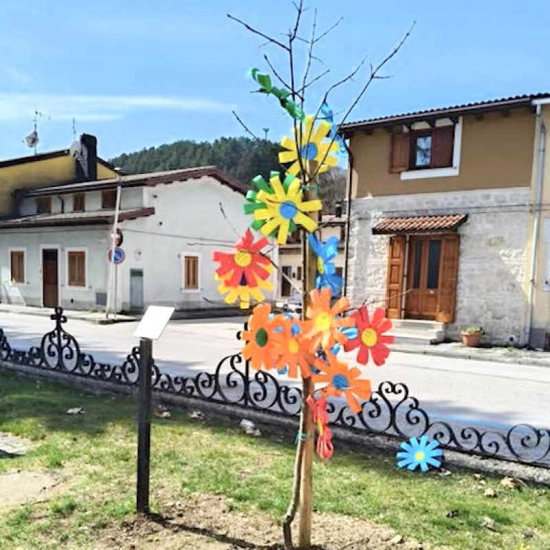 I ragazzi di Pescasseroli dedicano un albero di fiori colorati alle vittime innocenti delle mafie