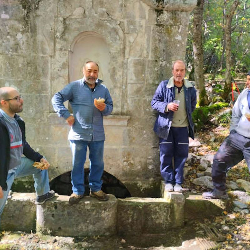 Ripulita la Fonte dell'eremo di San Giovanni a Bisegna, PercOrsi Perduti: "Avere cura delle cose che ti legano al territorio"