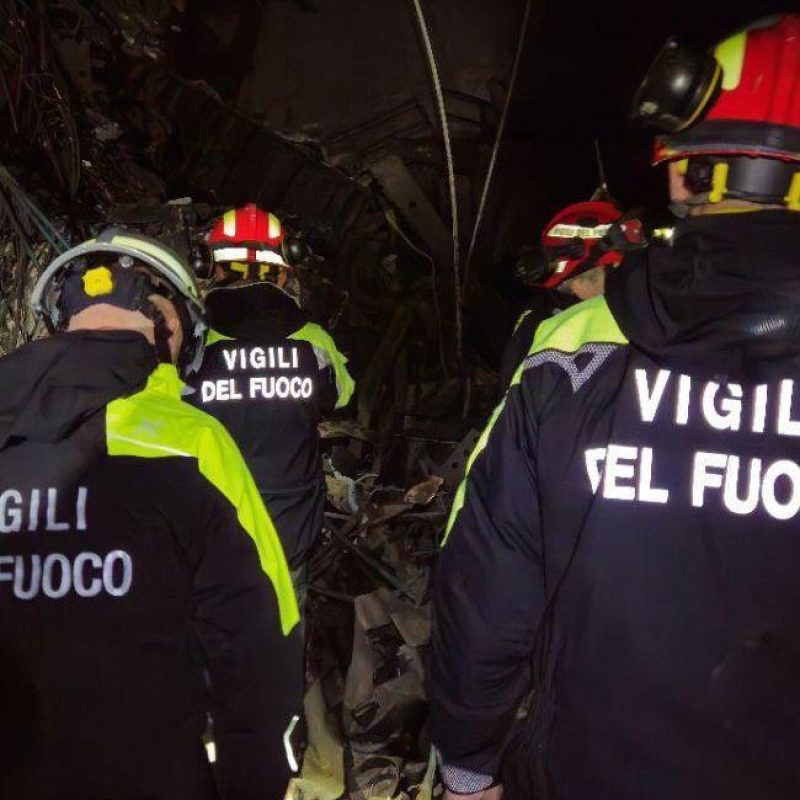 i-nostri-vigili-del-fuoco-in-supporto-buio-e-macerie-soccorsi-difficili