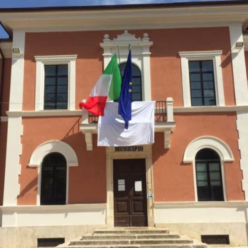 Il Comune di Carsoli espone un lenzuolo bianco per celebrare la Giornata della Legalità