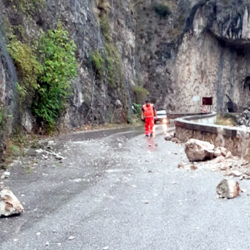 Caduta masso sulla statale 479: sopralluogo e lavori imminenti