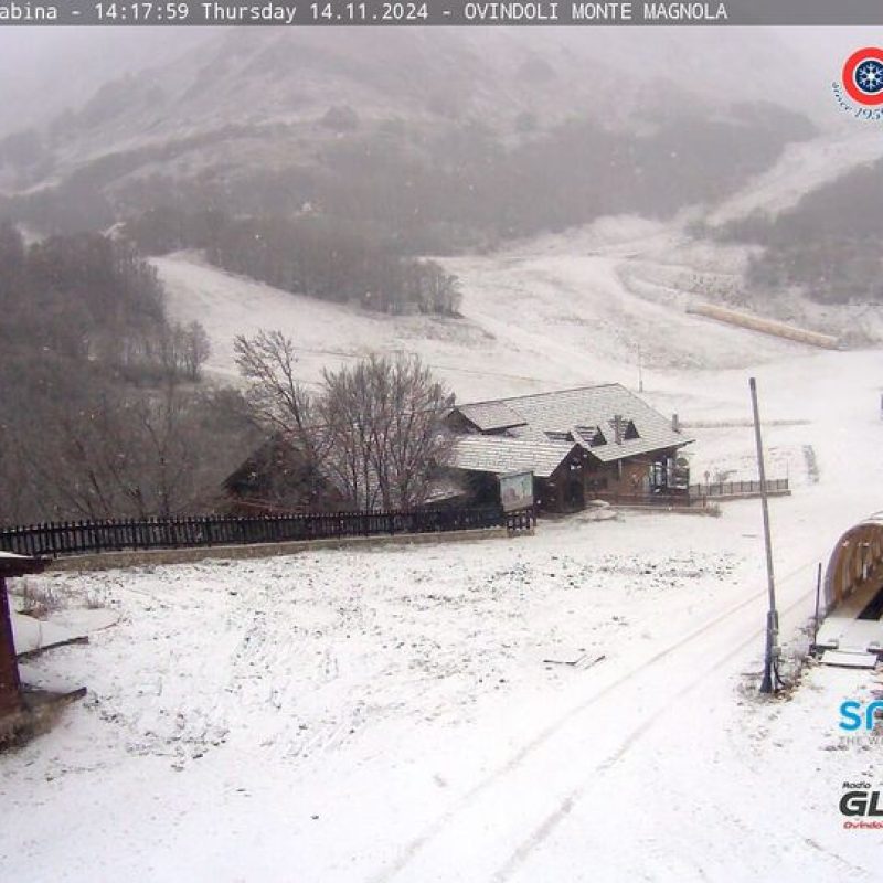 Cade la primissima neve a Ovindoli Monte Magnola