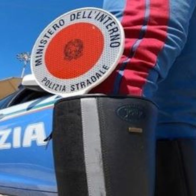 Polizia Stradale scopre violazione norme ambientali nel trasporto di autovetture destinate alla demolizione