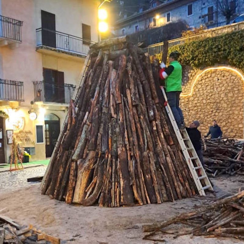 A Pescasseroli si lavora all'allestimento della Tomba di Natale: l'antico rito si ripete