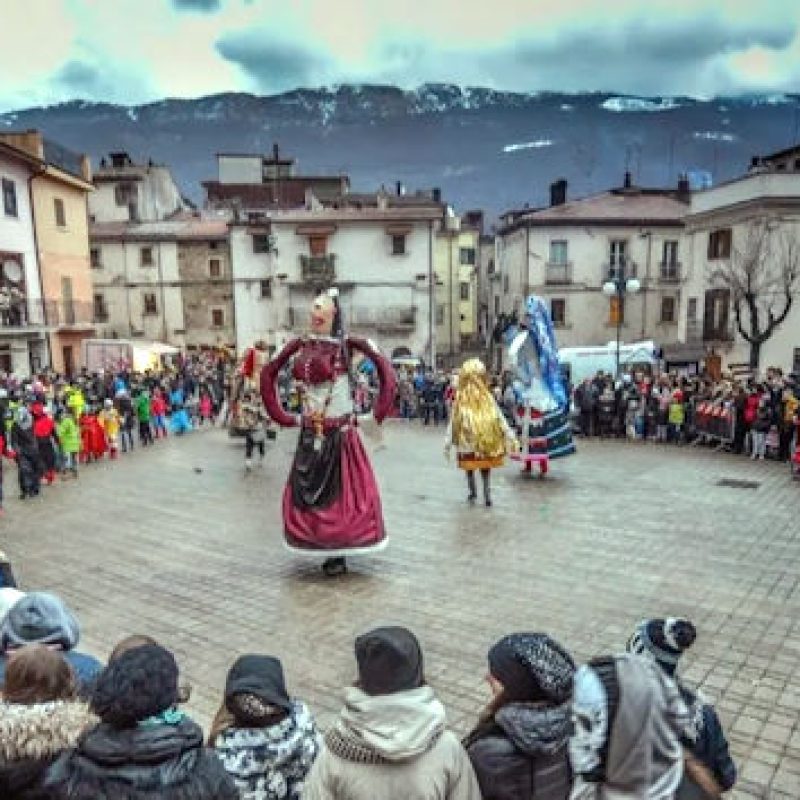 Festa di Sant'Antonio Abate a Villavallelonga, le Pupazze incendiano il Carnevale in un rito ancestrale