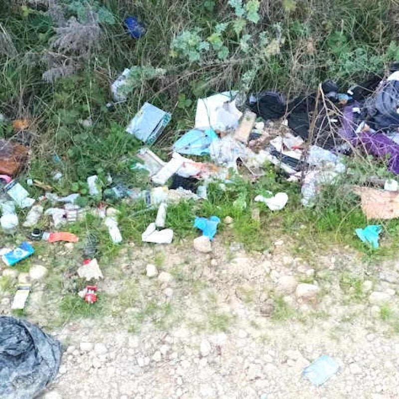 Continua l'abbandono di rifiuti alle pendici del monte Salviano: la montagna deturpata dagli incivili (foto)