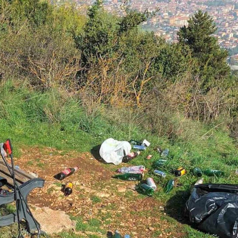 Due giovani di Avezzano ripuliscono dai rifiuti un'area panoramica sul Salviano: "Dopo due giorni tutto era di nuovo sporco"