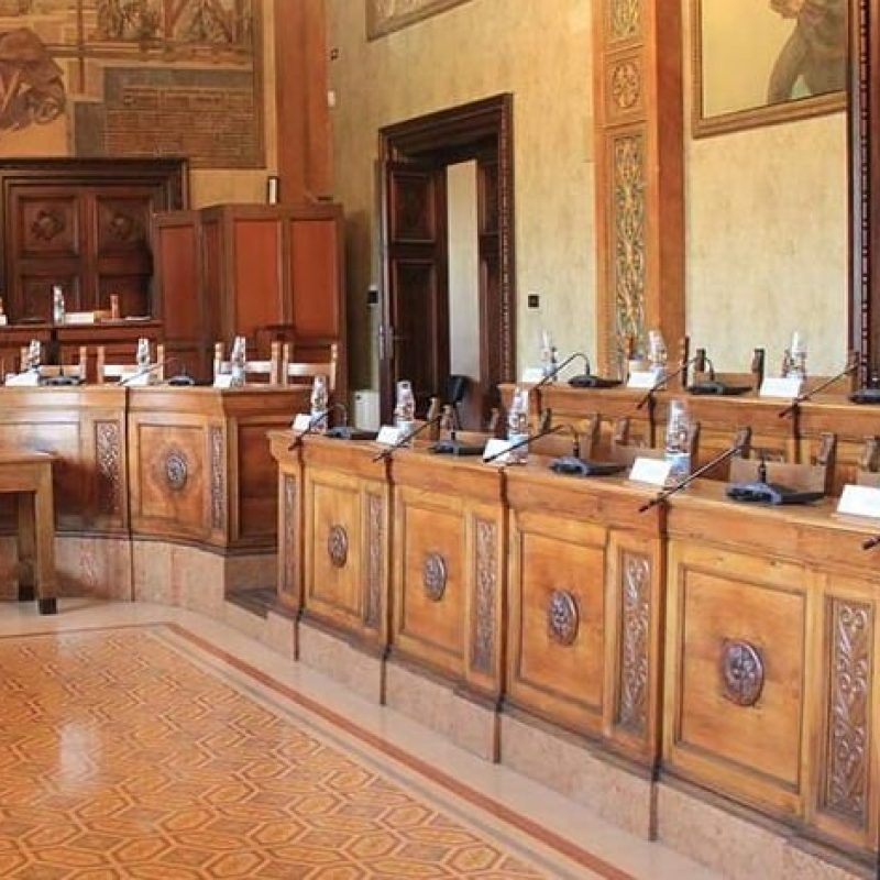 sala-consiliare-comune-avezznao (1)