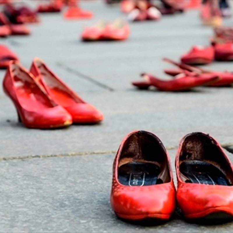 Marcia silenziosa contro il femminicidio il 25 Novembre a Cerchio, Pro Loco: "Portate un paio di scarpe rosse in piazza"