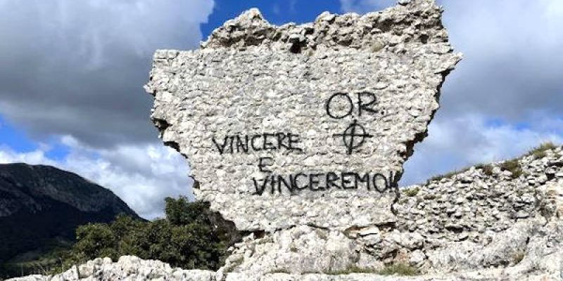 Vandalizzati con una scritta e la croce celtica i resti dell'antico castello di Rovere