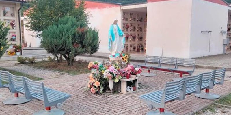 C'è anche la Madonnina nel nuovo spazio per la preghiera allestito nel cimitero di Trasacco