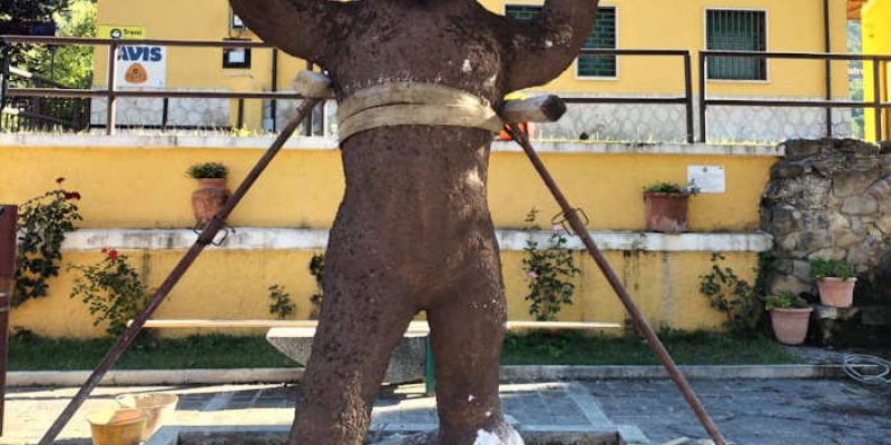 A Canistro una grande scultura dedicata all'orso bruno marsicano, opera dell'artista locale Giuseppe Coco