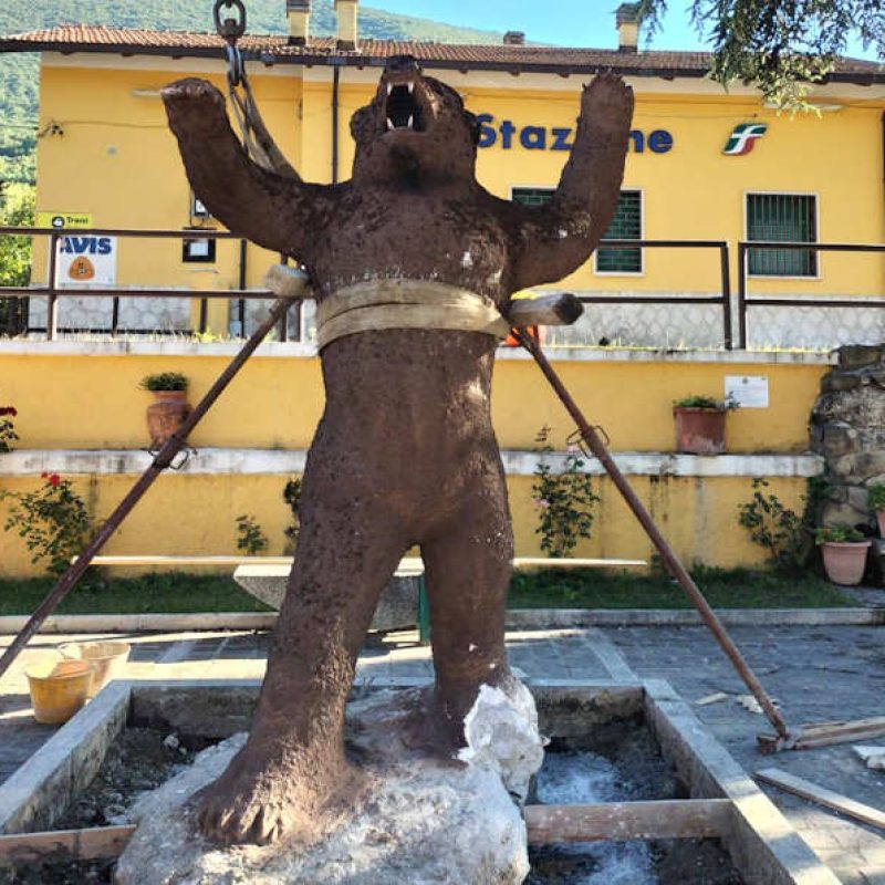 A Canistro una grande scultura dedicata all'orso bruno marsicano, opera dell'artista locale Giuseppe Coco