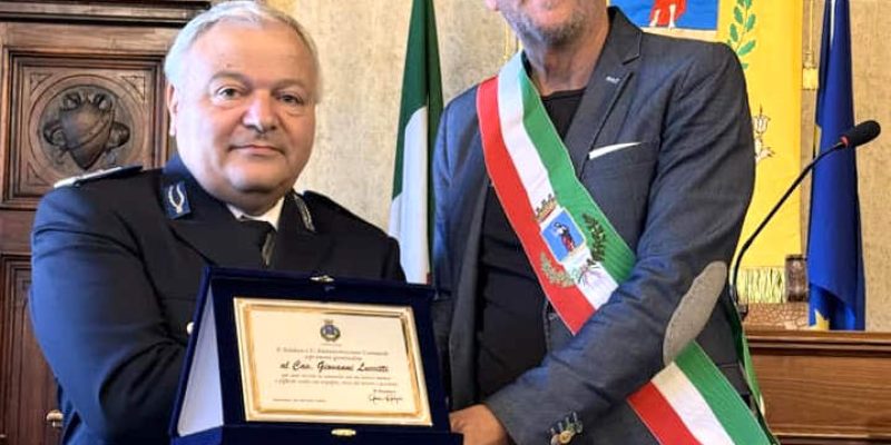 Consegnata la targa di benemerenza al comandante Giovanni Luccitti che raggiunge il pensionamento