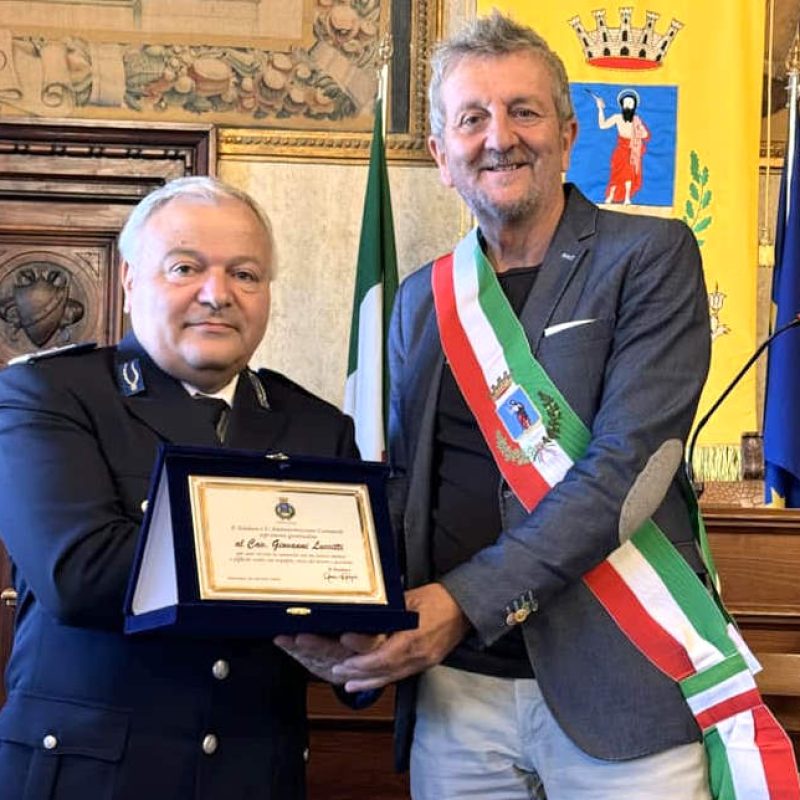 Consegnata la targa di benemerenza al comandante Giovanni Luccitti che raggiunge il pensionamento