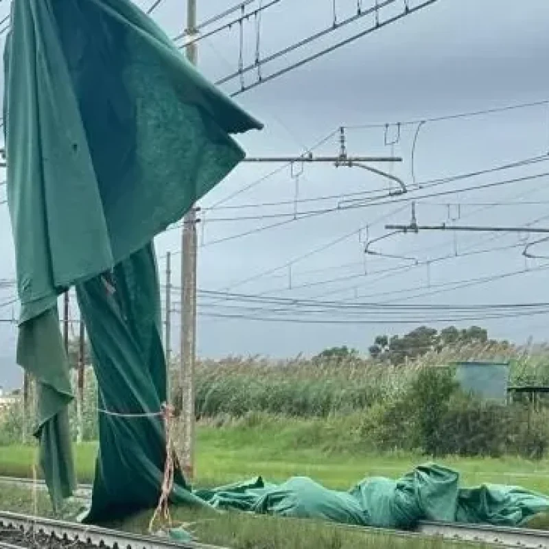 Telone sui cavi dell'alta tensione, maxi ritardi e cancellazioni sulla linea ferroviaria Pescara - Avezzano - Roma