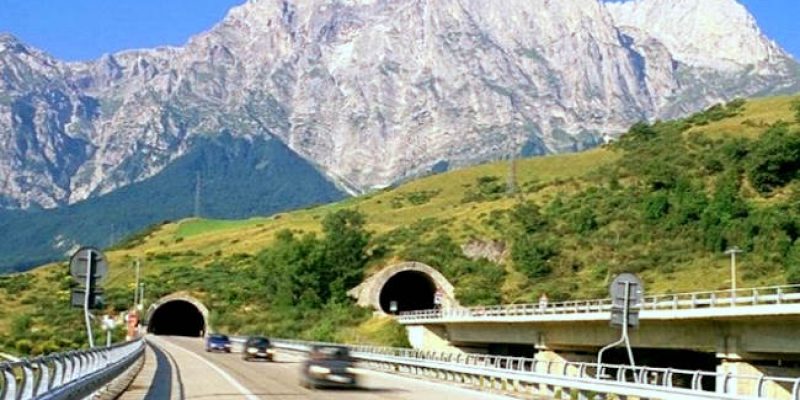 Lavori al traforo del Gran Sasso sulla A24, per 45 giorni sarà percorribile una galleria alla volta