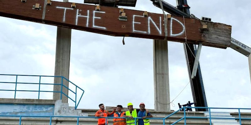 Smantellata la vecchia tribuna dello stadio "Piccone" di Celano, sindaco Santilli: "Iniziamo una nuova storia"