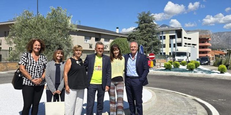 Inizio dell'anno scolastico all'insegna della pace: piantato un ulivo nella nuova rotonda di Via Puglie ad Avezzano