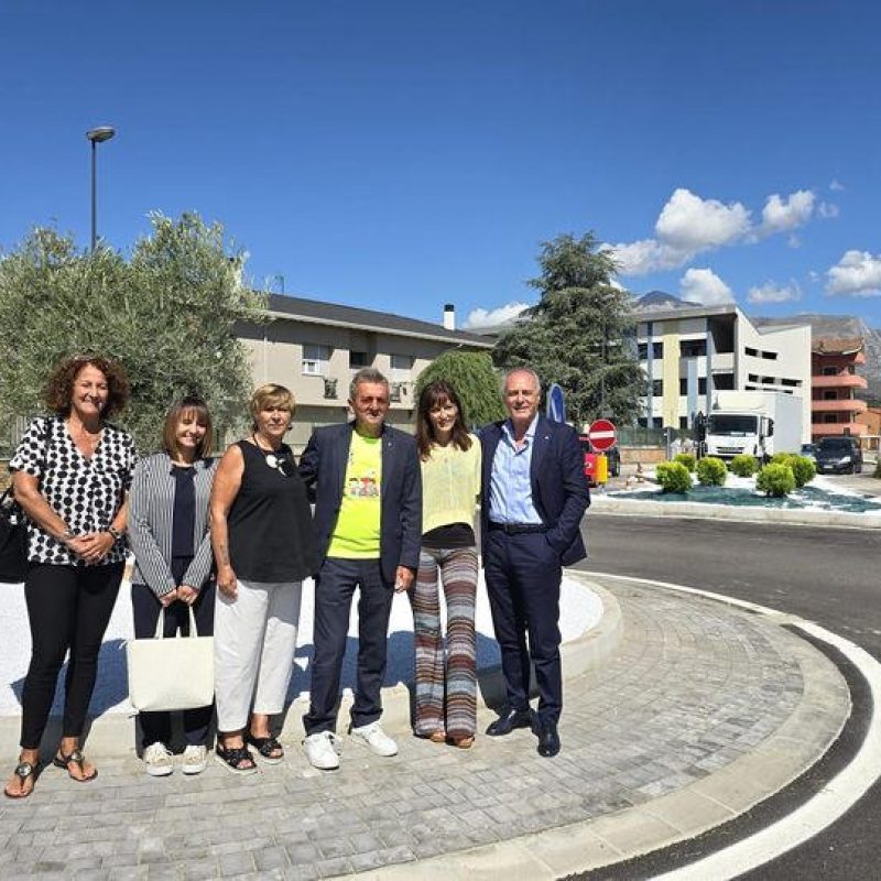 Inizio dell'anno scolastico all'insegna della pace: piantato un ulivo nella nuova rotonda di Via Puglie ad Avezzano