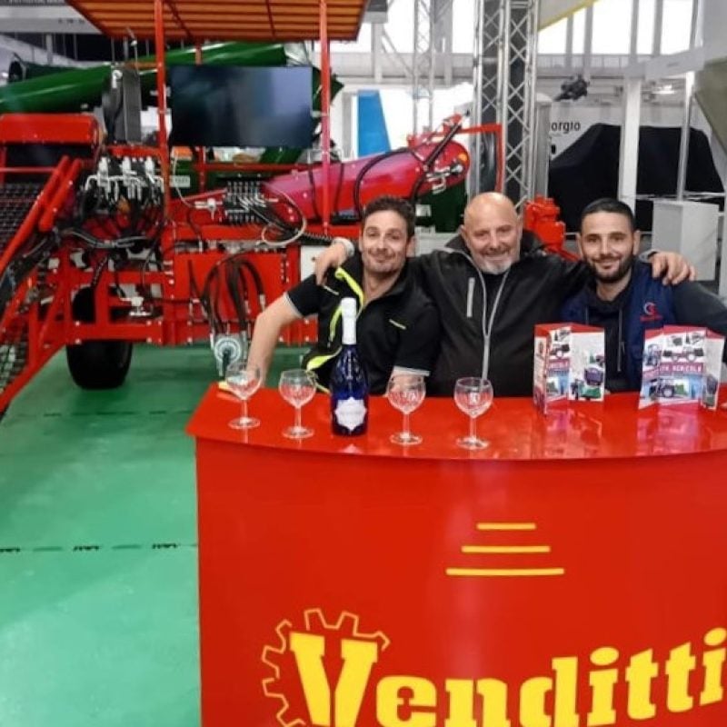 Venditti Costruzioni Macchine Agricole presenta una nuova escavatrice di carote alla Fiera EIMA International a Bologna